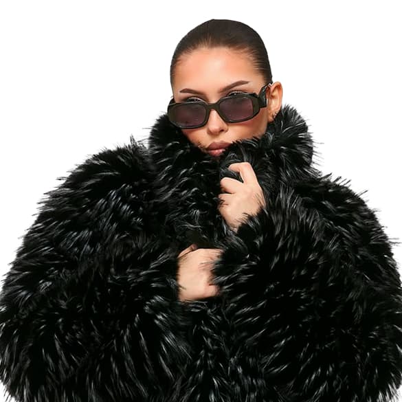 Девушка в шубе из эко меха